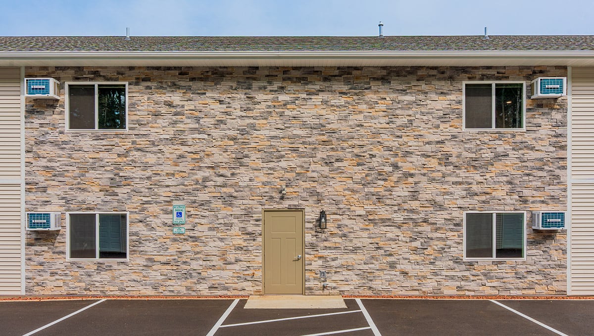 apartment-stone-veneer-siding-construction