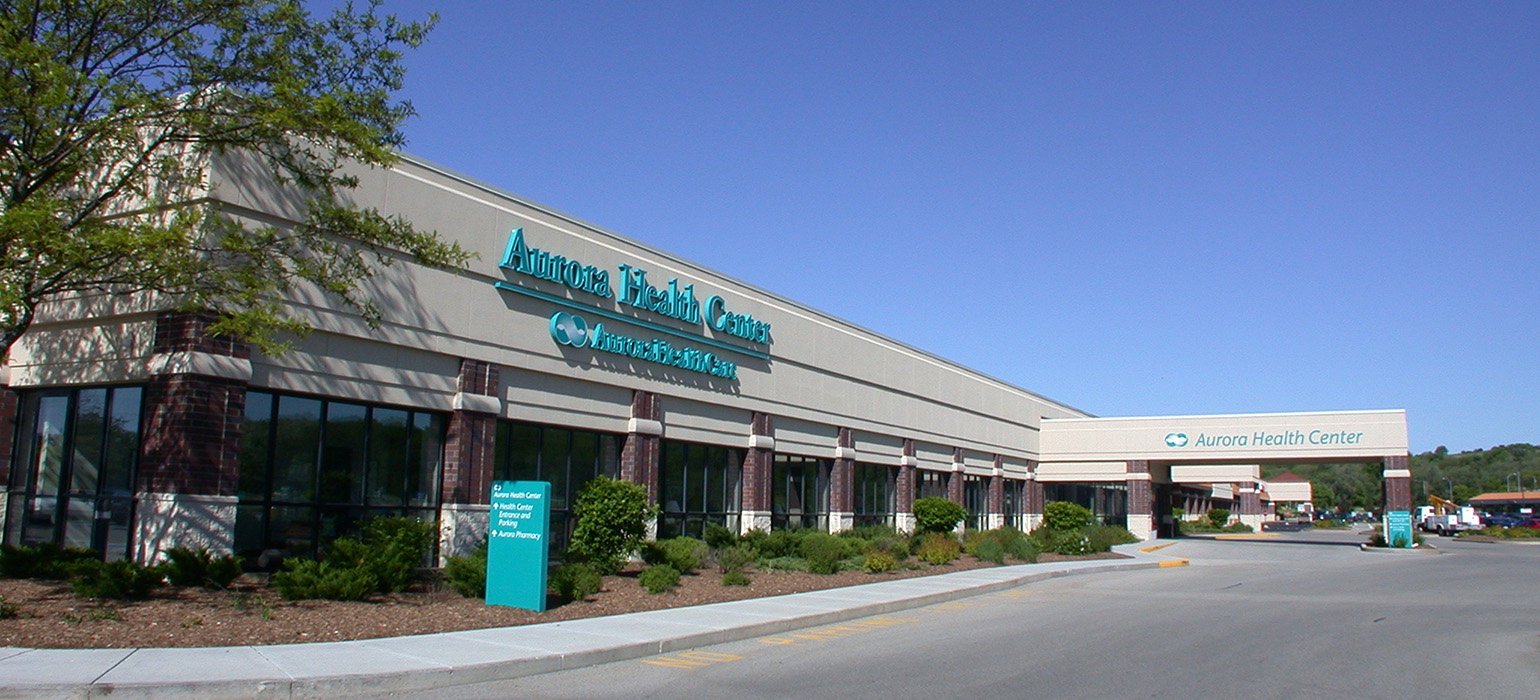 An exterior side view of Aurora Healthcare Center, a healthcare construction project designed and built by Scherrer Construction in Wisconsin. 